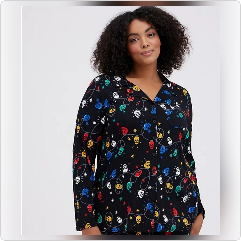 *BUTTON-UP SLEEP TOP - SUPER SOFT SKULL HOLIDAY LIGHTS BLACK